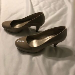 Bandolino nude size 6 1/2 pumps
